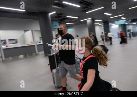 Das Innere des neuen Terminals des internationalen Flughafens Thessaloniki Makedonia SKG LGTS. Der neu errichtete und eröffnete Gepäckbandbereich, die Ankunftshalle des zweiten Terminals, das nach der Privatisierung von Fraport Greece, dem Betreiber des Flughafens, gebaut wurde. Am Gepäckabholbereich werden ankommende Passagiere von Inlandsflügen mit Gesichtsmask aufgrund der Sicherheitsmaßnahmen des Coronavirus gesehen. Der weltweite Personenverkehr ging während der Pandemie des Coronavirus Covid-19 zurück, und die Industrie kämpfte ums Überleben. Im Moment erlaubt die Regierung mit einem NOTAM nur das wesentliche Reisen als Stockfoto