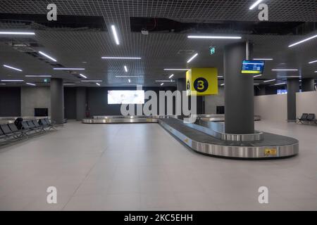 Das Innere des neuen Terminals des internationalen Flughafens Thessaloniki Makedonia SKG LGTS. Der neu errichtete und eröffnete Gepäckbandbereich, die Ankunftshalle des zweiten Terminals, das nach der Privatisierung von Fraport Greece, dem Betreiber des Flughafens, gebaut wurde. Am Gepäckabholbereich werden ankommende Passagiere von Inlandsflügen mit Gesichtsmask aufgrund der Sicherheitsmaßnahmen des Coronavirus gesehen. Der weltweite Personenverkehr ging während der Pandemie des Coronavirus Covid-19 zurück, und die Industrie kämpfte ums Überleben. Im Moment erlaubt die Regierung mit einem NOTAM nur das wesentliche Reisen als Stockfoto