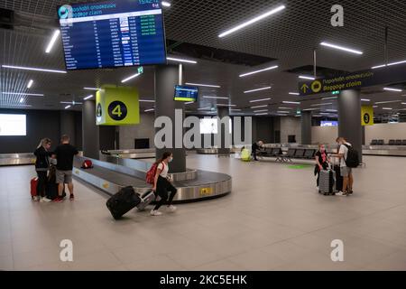 Das Innere des neuen Terminals des internationalen Flughafens Thessaloniki Makedonia SKG LGTS. Der neu errichtete und eröffnete Gepäckbandbereich, die Ankunftshalle des zweiten Terminals, das nach der Privatisierung von Fraport Greece, dem Betreiber des Flughafens, gebaut wurde. Am Gepäckabholbereich werden ankommende Passagiere von Inlandsflügen mit Gesichtsmask aufgrund der Sicherheitsmaßnahmen des Coronavirus gesehen. Der weltweite Personenverkehr ging während der Pandemie des Coronavirus Covid-19 zurück, und die Industrie kämpfte ums Überleben. Im Moment erlaubt die Regierung mit einem NOTAM nur das wesentliche Reisen als Stockfoto