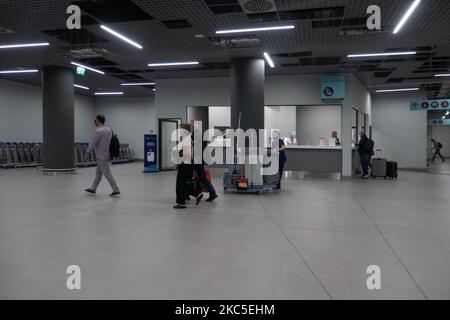 Das Innere des neuen Terminals des internationalen Flughafens Thessaloniki Makedonia SKG LGTS. Der neu errichtete und eröffnete Gepäckbandbereich, die Ankunftshalle des zweiten Terminals, das nach der Privatisierung von Fraport Greece, dem Betreiber des Flughafens, gebaut wurde. Am Gepäckabholbereich werden ankommende Passagiere von Inlandsflügen mit Gesichtsmask aufgrund der Sicherheitsmaßnahmen des Coronavirus gesehen. Der weltweite Personenverkehr ging während der Pandemie des Coronavirus Covid-19 zurück, und die Industrie kämpfte ums Überleben. Im Moment erlaubt die Regierung mit einem NOTAM nur das wesentliche Reisen als Stockfoto