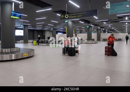 Das Innere des neuen Terminals des internationalen Flughafens Thessaloniki Makedonia SKG LGTS. Der neu errichtete und eröffnete Gepäckbandbereich, die Ankunftshalle des zweiten Terminals, das nach der Privatisierung von Fraport Greece, dem Betreiber des Flughafens, gebaut wurde. Am Gepäckabholbereich werden ankommende Passagiere von Inlandsflügen mit Gesichtsmask aufgrund der Sicherheitsmaßnahmen des Coronavirus gesehen. Der weltweite Personenverkehr ging während der Pandemie des Coronavirus Covid-19 zurück, und die Industrie kämpfte ums Überleben. Im Moment erlaubt die Regierung mit einem NOTAM nur das wesentliche Reisen als Stockfoto