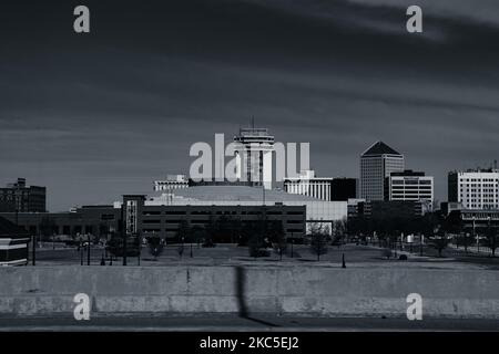 Eine Graustufenansicht der Stadt Wichita in Kansas mit Blick auf die Gebäude in den Vereinigten Staaten Stockfoto