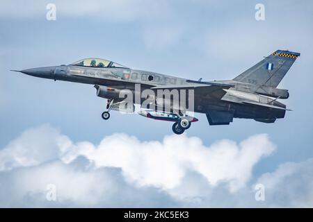 Eine F-16 Fighting Falcon oder Viper, ein multirolles Kampfflugzeug der Hellenischen Luftwaffe HAF (griechisch), das auf dem Luftwaffenstützpunkt kleine Brogel EBRL in Belgien landete. F16 Varianten werden in den Vereinigten Staaten von Amerika von General Dynamics und Lockheed Martin produziert. Der spezielle Kampfjet gehört zur HAF 340 Mira Squadron, 115 Combat Wing – Souda Air Base auf Kreta in Griechenland und ist ein F-16C/D Block 52+ das Militärflugzeug ist Teil des Ausstellungsteams, das auf den belgischen Flughäfen während der Flugshows im September 2019 stattfindet. (Foto von Nicolas Economou/NurPhoto) Stockfoto