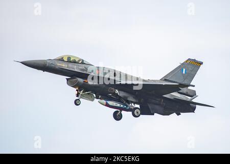 Eine F-16 Fighting Falcon oder Viper, ein multirolles Kampfflugzeug der Hellenischen Luftwaffe HAF (griechisch), das auf dem Luftwaffenstützpunkt kleine Brogel EBRL in Belgien landete. F16 Varianten werden in den Vereinigten Staaten von Amerika von General Dynamics und Lockheed Martin produziert. Der spezielle Kampfjet gehört zur HAF 340 Mira Squadron, 115 Combat Wing – Souda Air Base auf Kreta in Griechenland und ist ein F-16C/D Block 52+ das Militärflugzeug ist Teil des Ausstellungsteams, das auf den belgischen Flughäfen während der Flugshows im September 2019 stattfindet. (Foto von Nicolas Economou/NurPhoto) Stockfoto