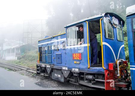 Die Darjeeling Himalayan Railway oder DHR oder bekannt als Toy Train wegen der engen 2ft Gauge auf den Hängen des Himalaya in Indien. Der Zug verkehrt zwischen New Jalpaiguri und Darjeeling in Westbengalen, erbaut 1881 und erreicht eine Höhe von 2200m. Über dem Meeresspiegel. Die Lokomotive verwendet Diesel, aber auch Dampflokomotiven der B-Klasse kommen zum Einsatz und pendeln Einheimische und Touristen von Ghum nach Darjeeling auf einer Strecke mit Panoramablick auf die Berge, die Pisten, die Teeplantage und den Pass von den Städten neben den Häusern und Märkten. Seit 1999 hat die UNESCO DHR zum Weltkulturerbe erklärt, das jetzt Stockfoto