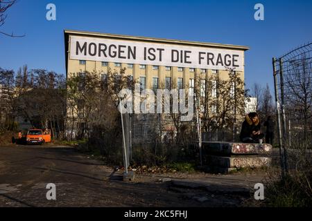 An der Fassade des Techno-Clubs Berghain in Berlin, Deutschland, hängt am 8. Dezember 2020 ein Banner mit der Aufschrift „Morgen ist die Frage“ des Künstlers Rirkrit Tiravanija. Deutschland, wenn es vor einer Weihnachtssaison mit restriktiven Regeln steht, die private Versammlungen, Handel, Bewegung usw. einschränken, sich von den Bundes- und Kommunalbehörden dazu entschlossen hat, auf die zweite Welle der Coronavirus-Pandemie zu reagieren, da die Anzahl der Fälle nach mehr als einem Monat teilweiser Sperrung, Nimmt ab, aber weit von der gewünschten Schwelle von 50 Fällen für 100,000 Einwohner. (Foto von Emmanuele Contini/NurPhoto) Stockfoto