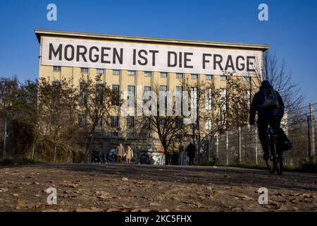 An der Fassade des Techno-Clubs Berghain in Berlin, Deutschland, hängt am 8. Dezember 2020 ein Banner mit der Aufschrift „Morgen ist die Frage“ des Künstlers Rirkrit Tiravanija. Deutschland, wenn es vor einer Weihnachtssaison mit restriktiven Regeln steht, die private Versammlungen, Handel, Bewegung usw. einschränken, sich von den Bundes- und Kommunalbehörden dazu entschlossen hat, auf die zweite Welle der Coronavirus-Pandemie zu reagieren, da die Anzahl der Fälle nach mehr als einem Monat teilweiser Sperrung, Nimmt ab, aber weit von der gewünschten Schwelle von 50 Fällen für 100,000 Einwohner. (Foto von Emmanuele Contini/NurPhoto) Stockfoto