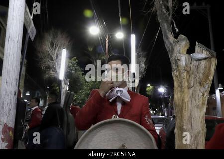 Mariachis kommen in der Parroquia de la Purísima Concepción in der Stadt Santa María Tomatlán, Iztapalapa, an, um Las Mañanitas anlässlich der Jungfrau von der Unbefleckten Empfängnis zu singen, trotz der gesundheitlichen Notlage wegen COVID-19 in Mexiko-Stadt, Die Zunahme der Krankenhausbelegung und der epidemiologischen Ampel von orange auf rot in der Hauptstadt am 8. Dezember feiert die Kirche das Hochfest der Unbefleckten Empfängnis, eine Lehre apostolischen Ursprungs, die von Papst Pius IX. Am 8. Dezember zum Dogma erklärt wurde, 1854 mit dem Bullen Ineffabilis Deus. (Foto von Gerardo Vieyra/NurPhoto) Stockfoto