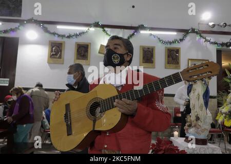 Mariachis kommen in der Parroquia de la Purísima Concepción in der Stadt Santa María Tomatlán, Iztapalapa, an, um Las Mañanitas anlässlich der Jungfrau von der Unbefleckten Empfängnis zu singen, trotz der gesundheitlichen Notlage wegen COVID-19 in Mexiko-Stadt, Die Zunahme der Krankenhausbelegung und der epidemiologischen Ampel von orange auf rot in der Hauptstadt am 8. Dezember feiert die Kirche das Hochfest der Unbefleckten Empfängnis, eine Lehre apostolischen Ursprungs, die von Papst Pius IX. Am 8. Dezember zum Dogma erklärt wurde, 1854 mit dem Bullen Ineffabilis Deus. (Foto von Gerardo Vieyra/NurPhoto) Stockfoto