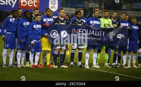 LONDON, Großbritannien, 08. DEZEMBER: Millwall- und QPR-Spieler hielten vor dem Spiel während der Sky Bet Championship zwischen Millwall und den Queens Park Rangers am 08.. Dezember 2020 im Den Stadium, London, ein Anti-Rassismus-Banner ab (Foto by Action Foto Sport/NurPhoto) Stockfoto