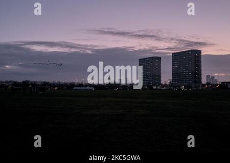 Am 27. November 2020 geht die Sonne auf Wanstead Flats, London, unter. (Foto von Alberto Pezzali/NurPhoto) Stockfoto