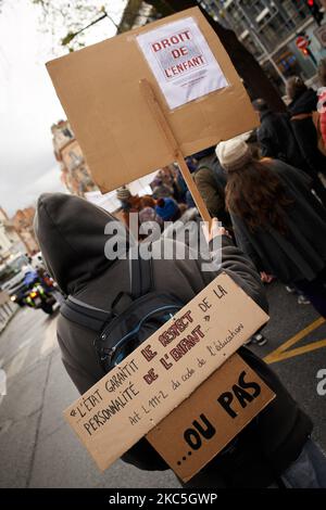 Ein Mann geht mit einem Plakat auf dem Rücken, auf dem steht: „Der Staat garantiert den Respekt der Persönlichkeit des Kindes.“ Oder nicht ?'. Eltern und Kinder protestieren gegen den von J.-M. vorgelegten Gesetzentwurf Blanquer, Bildungsminister, sogenanntes „Gesetz zur Stärkung der republikanischen Prinzipien“. Dieser Gesetzentwurf beabsichtigt, Schule zu Hause oder Familienunterricht zu verbieten, außer für Kinder, die schwer krank sind. Das Recht, in der Familie zu unterrichten, ist in Frankreich seit dem 19. Jahrhundert ein Recht. Fast 1 % der Schüler werden zu Hause unterrichtet. Dieser Gesetzentwurf sieht auch vor, die Schule für 3yo Kinder obligatorisch zu machen. Die französische Regierung sagt Stockfoto