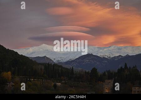 Linsenwolken bilden sich über der Sierra Nevada bei Sonnenuntergang in Granada, Südspanien, am 9. Dezember 2020. (Foto von Fermin Rodriguez/NurPhoto) Stockfoto