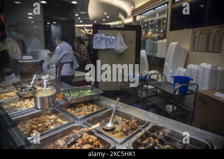 Essen wird am 10. Dezember 2020 in einem Restaurant in Hongkong, China, serviert. Die Hongkonger Regierung hat beschlossen, ihre Covid-19-Beschränkungen zu verschärfen, um die Ausbreitung von Covid-19 zu kurvieren, indem die Regierung das Sammeln von mehr als zwei Personen und das Essen im Restaurant nach 6pm verbietet. (Foto von Vernon Yuen/NurPhoto) Stockfoto
