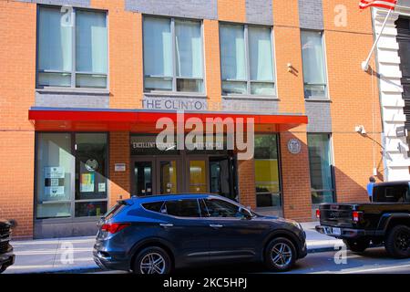 New York, NY, USA - 4. Nov 2022: Der Vordereingang der Clinton School in Manhattan an der West 15. Street in der Nähe des Union Square Stockfoto