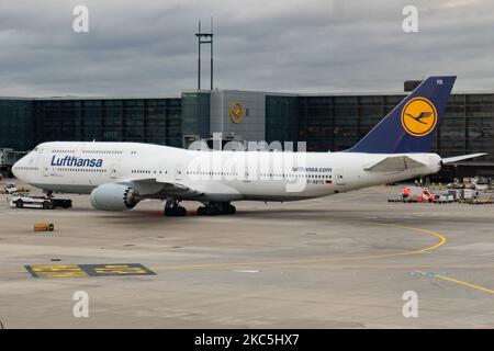 Lufthansa Boeing 747-8-Doppeldecker-Kultflugzeug aus der Sicht des Frankfurter Flughafens FRA. Das große Flugzeug ist bekannt als Queen of the Skies, eine viermotorige moderne und fortschrittliche Boeing B747, mit der Registrierung D-ABYD, dem Namen Mecklenburg-Vorpommern und angetrieben von 4x GE-Düsenmotoren. Die Deutsche Lufthansa AG DLH oder LH ist die größte Airline Deutschlands mit Drehkreuz in Frankfurt, München und den Flughäfen Berlin, ehemalige deutsche Flaggenfluggesellschaft und Gründungsmitglied der Star Alliance Airline Aviation Group. Der weltweite Personenverkehr ging während der Pandemie des Coronavirus Covid-19 zurück, und die Branche kämpfte Stockfoto