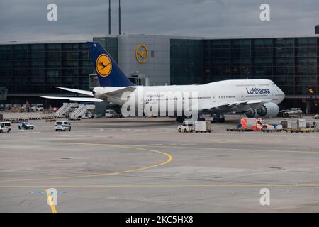 Lufthansa Boeing 747-8-Doppeldecker-Kultflugzeug aus der Sicht des Frankfurter Flughafens FRA. Das große Flugzeug ist bekannt als Queen of the Skies, eine viermotorige moderne und fortschrittliche Boeing B747, mit der Registrierung D-ABYD, dem Namen Mecklenburg-Vorpommern und angetrieben von 4x GE-Düsenmotoren. Die Deutsche Lufthansa AG DLH oder LH ist die größte Airline Deutschlands mit Drehkreuz in Frankfurt, München und den Flughäfen Berlin, ehemalige deutsche Flaggenfluggesellschaft und Gründungsmitglied der Star Alliance Airline Aviation Group. Der weltweite Personenverkehr ging während der Pandemie des Coronavirus Covid-19 zurück, und die Branche kämpfte Stockfoto