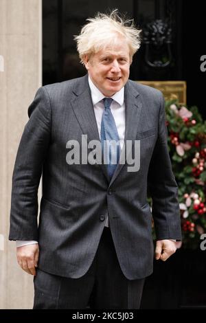 Der britische Premierminister Boris Johnson wartet vor der Downing Street 10 auf die Ankunft des Kronprinzen Mohammed bin Zayed al-Nahyan von Abu Dhabi am 10. Dezember 2020 in London, England. (Foto von David Cliff/NurPhoto) Stockfoto