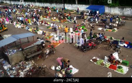 Einheimische Stammesleute werden an einem wöchentlichen Marktplatz gesehen, als sie ihr Geschäft öffnen, um ihre Produkte aus dem Wald an die Menschen in der Stadt Rayagada in Odisha zu verkaufen. Die maximale Anzahl von Stammesvölkern, die im Wald leben, hängt vom wöchentlichen Marktplatz ab, der lokal als Stammesbrüter (Marktplatz) bezeichnet wird, um ihre Produkte zu verkaufen und Geld zu verdienen, um ihre Familienleben zu erhalten (Foto by STR/NurPhoto) Stockfoto