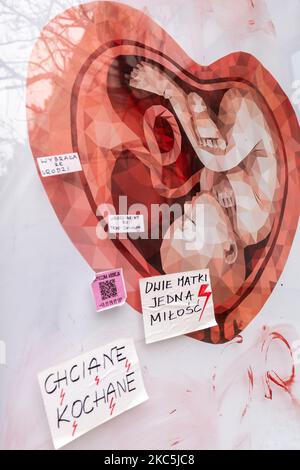 Am 10. Dezember 2020 wird auf dem Hauptmarkt in Krakau, Polen, ein Poster zur Bekämpfung von Abtreibungen mit Sticker für die Pro-Choice-Initiative gesehen. Pro-Choice-Aufkleber lautete: „Gesucht und geliebt“, „zwei Mütter eine Liebe“, „Sie wählte zu gebären“. Diese Ansicht ist Teil eines umfassenderen pro- und Anti-Abtreibungskonflikts, der die polnische Gesellschaft zutiefst antagonisiert. (Foto von Dominika Zarzycka/NurPhoto) Stockfoto