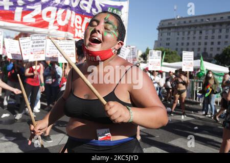 Demonstration vor dem Kongress der Nation in Buenos Aires, Argentinien während der Debatte über das Gesetz der legalen Abtreibung in Argentinien. (Foto von Carol Smiljan/NurPhoto) Stockfoto