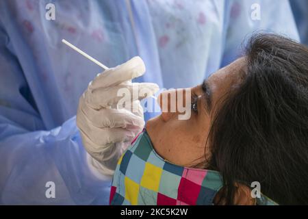 Eine Krankenschwester führt einen Tupfer in die Nase einer Person ein, die am 10. Dezember 2020 den Covid PCR-Test in Bogota, Kolumbien, durchführt. (Foto von Daniel Garzon Herazo/NurPhoto) Stockfoto