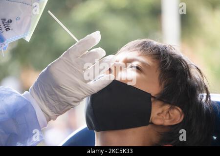 Eine Krankenschwester führt einen Tupfer in die Nase einer Person ein, die am 10. Dezember 2020 den Covid PCR-Test in Bogota, Kolumbien, durchführt. (Foto von Daniel Garzon Herazo/NurPhoto) Stockfoto