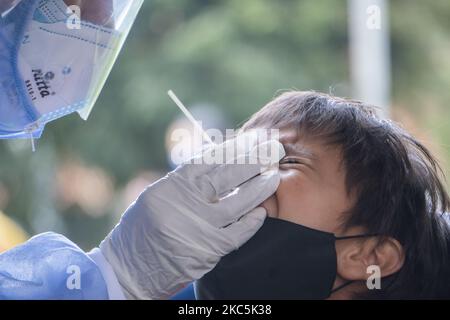 Eine Krankenschwester führt einen Tupfer in die Nase einer Person ein, die am 10. Dezember 2020 den Covid PCR-Test in Bogota, Kolumbien, durchführt. (Foto von Daniel Garzon Herazo/NurPhoto) Stockfoto