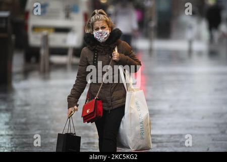 Mitglieder der Öffentlichkeit in Glasgow Stadtzentrum am 11. Dezember 2020 in Glasgow, Schottland. Die Beschränkungen des Coronavirus in 11 ratsgebieten, die mehr als zwei Millionen Menschen in Schottland verursachen, werden von der vierten auf die dritte Stufe reduziert, was bedeutet, dass nicht notwendige Geschäfte und andere Unternehmen vor Weihnachten wieder eröffnet werden dürfen. (Foto von Ewan Bootman/NurPhoto) Stockfoto