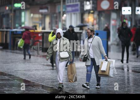 Mitglieder der Öffentlichkeit in Glasgow Stadtzentrum am 11. Dezember 2020 in Glasgow, Schottland. Die Beschränkungen des Coronavirus in 11 ratsgebieten, die mehr als zwei Millionen Menschen in Schottland verursachen, werden von der vierten auf die dritte Stufe reduziert, was bedeutet, dass nicht notwendige Geschäfte und andere Unternehmen vor Weihnachten wieder eröffnet werden dürfen. (Foto von Ewan Bootman/NurPhoto) Stockfoto