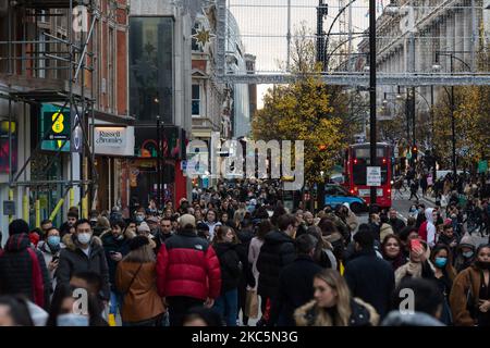 Massen von Einkäufern werden am 12. Dezember 2020 in London, England, auf der Oxford Street zu sehen sein. London droht vor Weihnachten, in die Tier 3-Coronavirus-Beschränkungen zu wechseln, da die Infektionsraten in der Hauptstadt nun über dem nationalen Durchschnitt liegen und weiter steigen, wobei die Regierung die Zuweisungen für alle Gebiete in England am 16. Dezember überprüfen muss. (Foto von Wiktor Szymanowicz/NurPhoto) Stockfoto