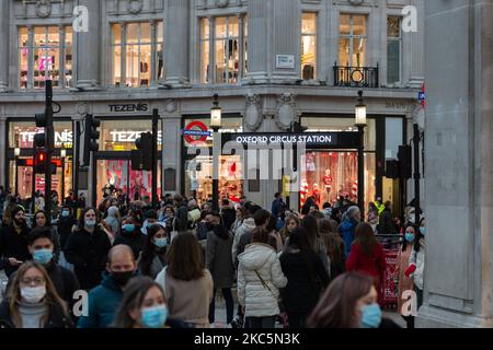 Am 12. Dezember 2020 in London, England, werden Massen von Einkäufern von der U-Bahn-Station Oxford Circus gesehen. London droht vor Weihnachten, in die Tier 3-Coronavirus-Beschränkungen zu wechseln, da die Infektionsraten in der Hauptstadt nun über dem nationalen Durchschnitt liegen und weiter steigen, wobei die Regierung die Zuweisungen für alle Gebiete in England am 16. Dezember überprüfen muss. (Foto von Wiktor Szymanowicz/NurPhoto) Stockfoto