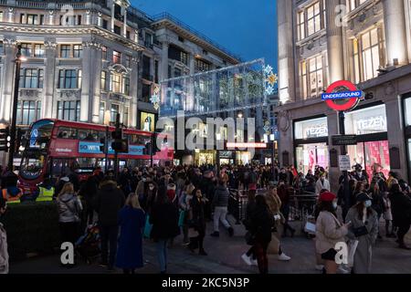 Am 12. Dezember 2020 in London, England, werden Massen von Einkäufern von der U-Bahn-Station Oxford Circus gesehen. London droht vor Weihnachten, in die Tier 3-Coronavirus-Beschränkungen zu wechseln, da die Infektionsraten in der Hauptstadt nun über dem nationalen Durchschnitt liegen und weiter steigen, wobei die Regierung die Zuweisungen für alle Gebiete in England am 16. Dezember überprüfen muss. (Foto von Wiktor Szymanowicz/NurPhoto) Stockfoto