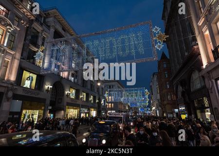 Am 12. Dezember 2020 werden in London, England, Massen von Einkäufern auf der Oxford Street gesehen, wenn die festlichen Lichter eingeschaltet werden. London droht vor Weihnachten, in die Tier 3-Coronavirus-Beschränkungen zu wechseln, da die Infektionsraten in der Hauptstadt nun über dem nationalen Durchschnitt liegen und weiter steigen, wobei die Regierung die Zuweisungen für alle Gebiete in England am 16. Dezember überprüfen muss. (Foto von Wiktor Szymanowicz/NurPhoto) Stockfoto