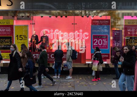 Massen von Einkäufern werden am 12. Dezember 2020 in London, England, auf der Oxford Street zu sehen sein. London droht vor Weihnachten, in die Tier 3-Coronavirus-Beschränkungen zu wechseln, da die Infektionsraten in der Hauptstadt nun über dem nationalen Durchschnitt liegen und weiter steigen, wobei die Regierung die Zuweisungen für alle Gebiete in England am 16. Dezember überprüfen muss. (Foto von Wiktor Szymanowicz/NurPhoto) Stockfoto