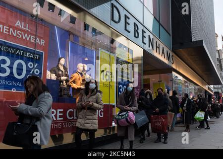 Massen von Einkäufern werden am 12. Dezember 2020 in London, England, auf der Oxford Street zu sehen sein. London droht vor Weihnachten, in die Tier 3-Coronavirus-Beschränkungen zu wechseln, da die Infektionsraten in der Hauptstadt nun über dem nationalen Durchschnitt liegen und weiter steigen, wobei die Regierung die Zuweisungen für alle Gebiete in England am 16. Dezember überprüfen muss. (Foto von Wiktor Szymanowicz/NurPhoto) Stockfoto