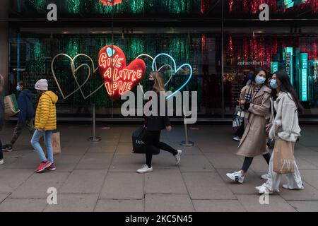 Massen von Einkäufern werden am 12. Dezember 2020 in London, England, auf der Oxford Street zu sehen sein. London droht vor Weihnachten, in die Tier 3-Coronavirus-Beschränkungen zu wechseln, da die Infektionsraten in der Hauptstadt nun über dem nationalen Durchschnitt liegen und weiter steigen, wobei die Regierung die Zuweisungen für alle Gebiete in England am 16. Dezember überprüfen muss. (Foto von Wiktor Szymanowicz/NurPhoto) Stockfoto