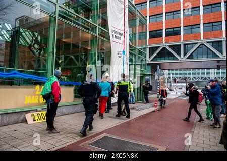 Während der disruptiven Aktion, die die Klimaorganisation Extinction Rebellion am 12.. Dezember 2020 im Gebäude des Wirtschaftsministeriums in Den Haag durchgeführt hat, werden erste Polizeibeamte aufgemacht. (Foto von Romy Arroyo Fernandez/NurPhoto) Stockfoto