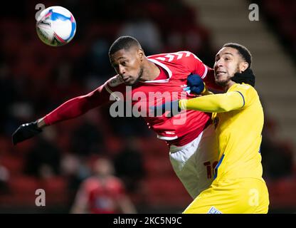 Chuks Aneke von Charlton Athletic mit einem Header während des Sky Bet League 1-Spiels zwischen Charlton Athletic und AFC Wimbledon am Samstag, dem 12.. Dezember 2020, im The Valley, London. (Foto von Juan Gasparini/MI News/NurPhoto) Stockfoto