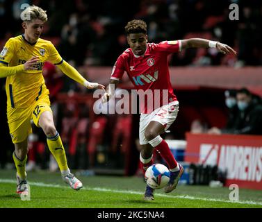 Ian Maatsen von Charlton Athletic kontrolliert den Ball während des Spiels der Sky Bet League 1 zwischen Charlton Athletic und AFC Wimbledon am Samstag, dem 12.. Dezember 2020 im The Valley, London. (Foto von Juan Gasparini/MI News/NurPhoto) Stockfoto