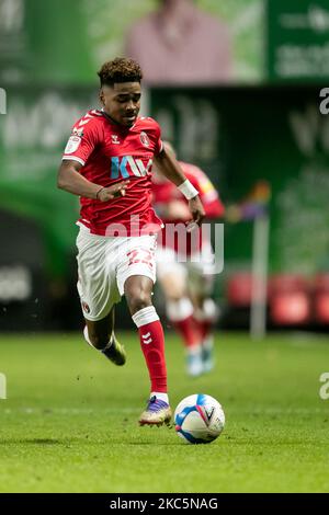 Ian Maatsen von Charlton Athletic kontrolliert den Ball während des Spiels der Sky Bet League 1 zwischen Charlton Athletic und AFC Wimbledon am Samstag, dem 12.. Dezember 2020 im The Valley, London. (Foto von Juan Gasparini/MI News/NurPhoto) Stockfoto