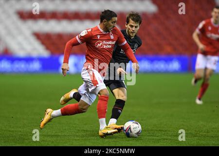 Anthony Knockaert von Nottingham Forest kämpft am Samstag, dem 12.. Dezember 2020, mit Mathias Jensen von Brentford während des Sky Bet Championship-Spiels zwischen Nottingham Forest und Brentford am City Ground, Nottingham, um den Ball. (Foto von Jon Hobley/MI News/NurPhoto) Stockfoto