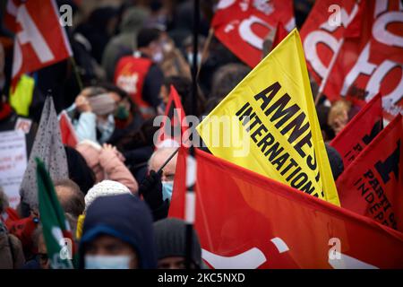 Eine „Amnesty International“-Flagge unter Gewerkschaftsflaggen. Tausende Demonstranten marschierten erneut gegen das vom französischen Präsidenten Macron und seiner Mehrheit propagierte Gesetz zur globalen Sicherheit und für mehr Mittel für das öffentliche Gesundheitssystem und Krankenhäuser. Der Gesetzentwurf zum Globalen Sicherheitsgesetz wird es jedem verbieten, Polizeimitglieder zu fotografieren oder zu Filmen, wenn er nicht missachtet wird: Übertreter könnten bis zu einem Jahr Gefängnis und einer Geldstrafe von €45,000 verurteilt werden. Das Gesetz plant auch, die Gesichtserkennung in öffentlichen Räumen wie in China zu verallgemeinern. Der französische Menschenrechtsverteidiger, die französische Nationale Menschenrechtskommission (Verwaltungsorgane) Stockfoto