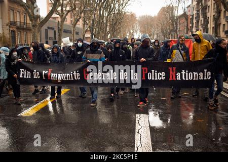 Die Menschen halten ein Transparent mit der Aufschrift „Ende der allgemeinen Straflosigkeit der Nationalpolizei“. IGPN steht für „Inspection Generale de la Police nationale“, also „General Inspectorate of the National Police“. Tausende Demonstranten marschierten erneut gegen das vom französischen Präsidenten Macron und seiner Mehrheit propagierte Gesetz zur globalen Sicherheit und für mehr Mittel für das öffentliche Gesundheitssystem und Krankenhäuser. Der Gesetzentwurf zum Globalen Sicherheitsgesetz wird es jedem verbieten, Polizeimitglieder zu fotografieren oder zu Filmen, wenn er nicht missachtet wird: Übertreter könnten bis zu einem Jahr Gefängnis und einer Geldstrafe von €45,000 verurteilt werden. Der Gesetzentwurf plant auch, die Facia zu verallgemeinern Stockfoto