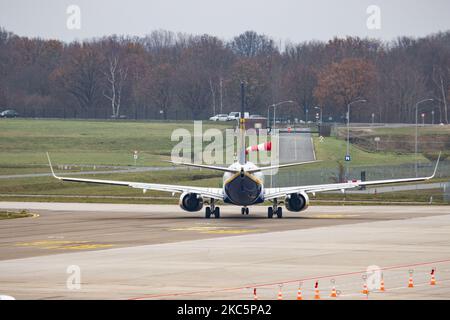 Rückansicht einer Ryanair Boeing 737-800 beim Rollen. Ryanair Irish Low-Cost-Carrier Boeing 737 Flugzeuge, wie gesehen Abflug von Eindhoven EIN EHeh Airport. Die Schmalkarosserie Boeing 737-800 oder B737 NG hat die Registrierung Ei-DYB und wird von 2x CFMI-Düsenmotoren angetrieben. Die in Irland ansässige Billigfluggesellschaft FR RYR Ryan Air war die größte europäische Billigfluggesellschaft. Der weltweite Passagierverkehr ging während der Pandemie des Coronavirus Covid-19 zurück, da die Branche ums Überleben kämpfte, während die Passagiere während der Flüge obligatorische Sicherheitsmaßnahmen wie Gesichtsmask beibehalten. Eindhoven, Niederlande ein Stockfoto