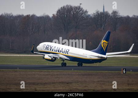 Ryanair Irish Low-Cost-Carrier Boeing 737 Flugzeuge, wie gesehen Abflug von Eindhoven EIN EHeh Airport. Die Schmalkarosserie Boeing 737-800 oder B737 NG hat die Registrierung Ei-DYB und wird von 2x CFMI-Düsenmotoren angetrieben. Die in Irland ansässige Billigfluggesellschaft FR RYR Ryan Air war die größte europäische Billigfluggesellschaft. Der weltweite Passagierverkehr ging während der Pandemie des Coronavirus Covid-19 zurück, da die Branche ums Überleben kämpfte, während die Passagiere während der Flüge obligatorische Sicherheitsmaßnahmen wie Gesichtsmask beibehalten. Eindhoven, Niederlande am 11. Dezember 2020 (Foto von Nicolas Economou/NurPhoto Stockfoto