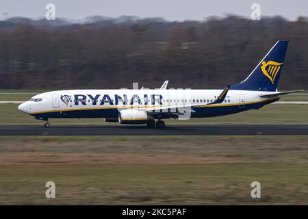 Schwenkendes Bild mit verschwommenem Hintergrund einer Boeing 737-800, die beim Abflug beschleunigt. Ryanair Irish Low-Cost-Carrier Boeing 737 Flugzeuge, wie gesehen Abflug von Eindhoven EIN EHeh Airport. Die Schmalkarosserie Boeing 737-800 oder B737 NG hat die Registrierung Ei-DYB und wird von 2x CFMI-Düsenmotoren angetrieben. Die in Irland ansässige Billigfluggesellschaft FR RYR Ryan Air war die größte europäische Billigfluggesellschaft. Der weltweite Passagierverkehr ging während der Pandemie des Coronavirus Covid-19 zurück, da die Branche ums Überleben kämpfte, während die Passagiere während der Flüge obligatorische Sicherheitsmaßnahmen wie Face beibehalten Stockfoto