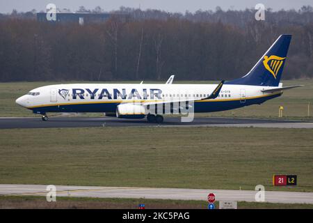 Ryanair Irish Low-Cost-Carrier Boeing 737 Flugzeuge, wie gesehen Abflug von Eindhoven EIN EHeh Airport. Die Schmalkarosserie Boeing 737-800 oder B737 NG hat die Registrierung Ei-DYB und wird von 2x CFMI-Düsenmotoren angetrieben. Die in Irland ansässige Billigfluggesellschaft FR RYR Ryan Air war die größte europäische Billigfluggesellschaft. Der weltweite Passagierverkehr ging während der Pandemie des Coronavirus Covid-19 zurück, da die Branche ums Überleben kämpfte, während die Passagiere während der Flüge obligatorische Sicherheitsmaßnahmen wie Gesichtsmask beibehalten. Eindhoven, Niederlande am 11. Dezember 2020 (Foto von Nicolas Economou/NurPhoto Stockfoto