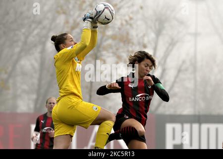 Diede Lemey von US Sassuolo kämpft mit Valentina Giacinti vom AC Mailand während des Women Serie A Matches zwischen AC Mailand und US Sassuolo im Centro Sportivo Vismara am 13. Dezember 2020 in Mailand, Italien, um den Ball. (Foto von Giuseppe Cottini/NurPhoto) Stockfoto