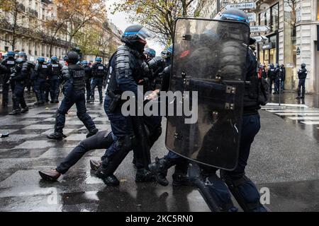 Am 12. Dezember 2020 nehmen Menschen an einer Demonstration gegen das Globale Sicherheitsgesetz in Paris, Frankreich, Teil. (Foto von Jerome Gilles/NurPhoto) Stockfoto